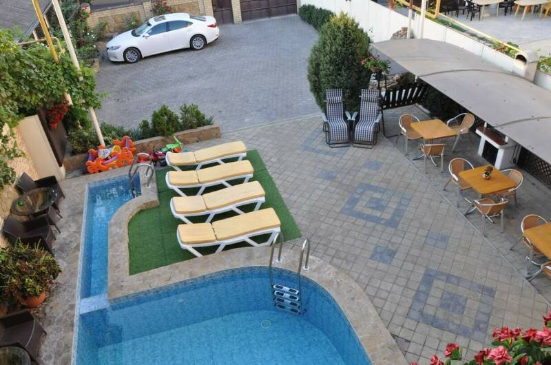 Люкс с кухней 5 человек, вид на бассейн (2 этаж)