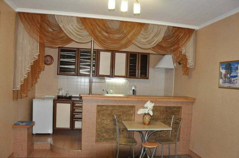 Люкс с кухней 5 человек, вид на бассейн (1 этаж)