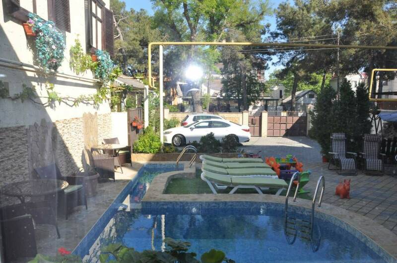 Люкс с кухней 5 человек, вид на бассейн (1 этаж)