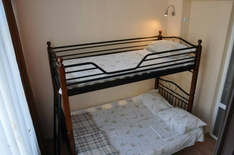 Люкс с кухней 5 человек, вид на бассейн (1 этаж)