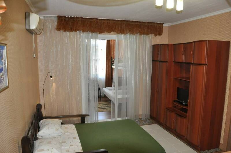 Люкс с кухней 5 человек, вид на бассейн (1 этаж)