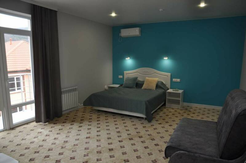 Семейный полулюкс с балконом (4−5 чел.)