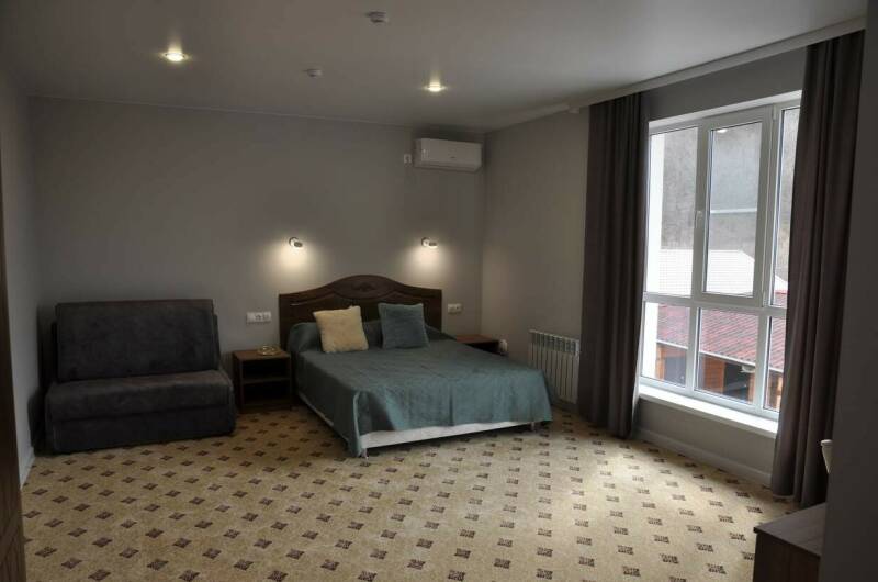 Семейный полулюкс с балконом (4−5 чел.)