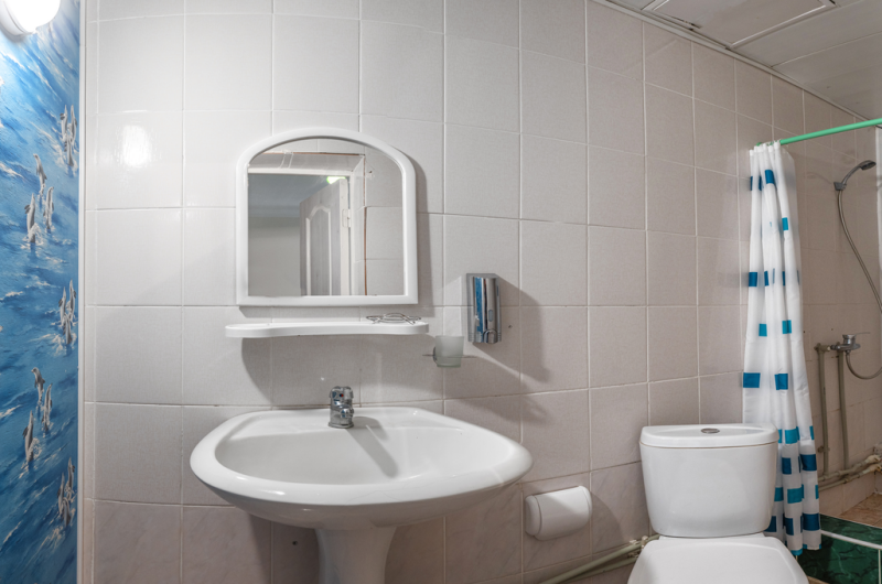 Полукомфорт 3-х местный с общим балконом