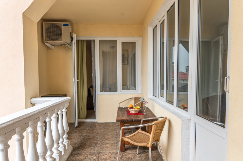 Полукомфорт 3-х местный с общим балконом