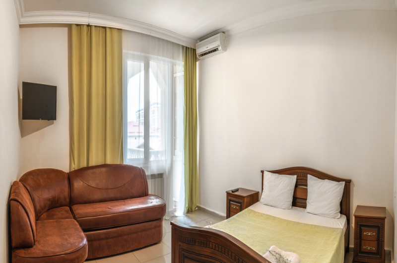 Полукомфорт 3-х местный с общим балконом