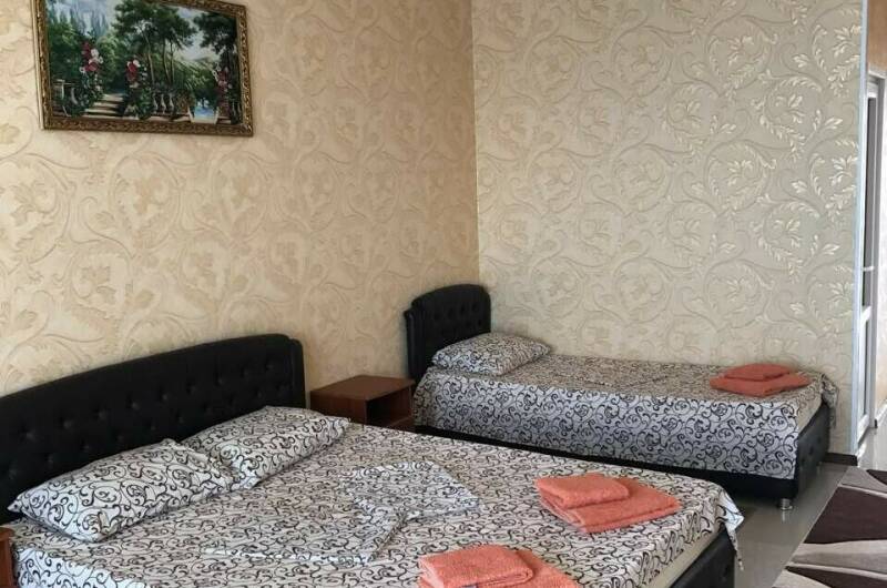 Трёхместный номер с видом на море