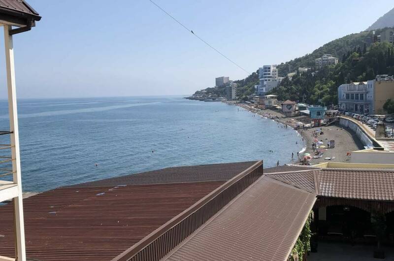 Трёхместный номер боковой вид на море