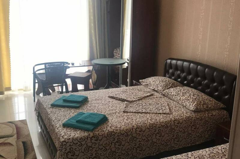 Трёхместный номер боковой вид на море