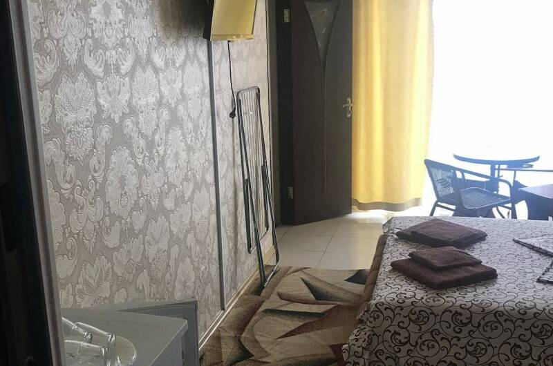 Трёхместный номер боковой вид на море