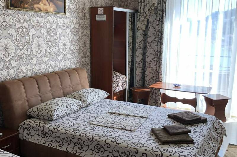 Трёхместный номер боковой вид на море