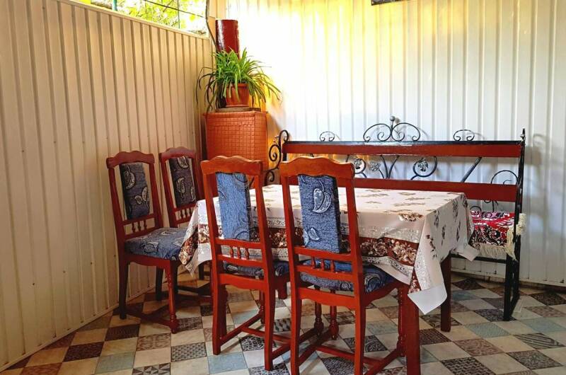 С отдельным двором, двумя спальнями и своей кухней