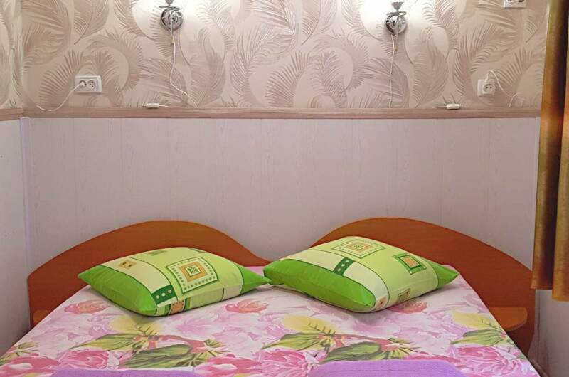 С отдельным двором, двумя спальнями и своей кухней