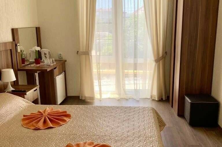 «Делюкс» 3-х местный с балконом (до 4 чел)