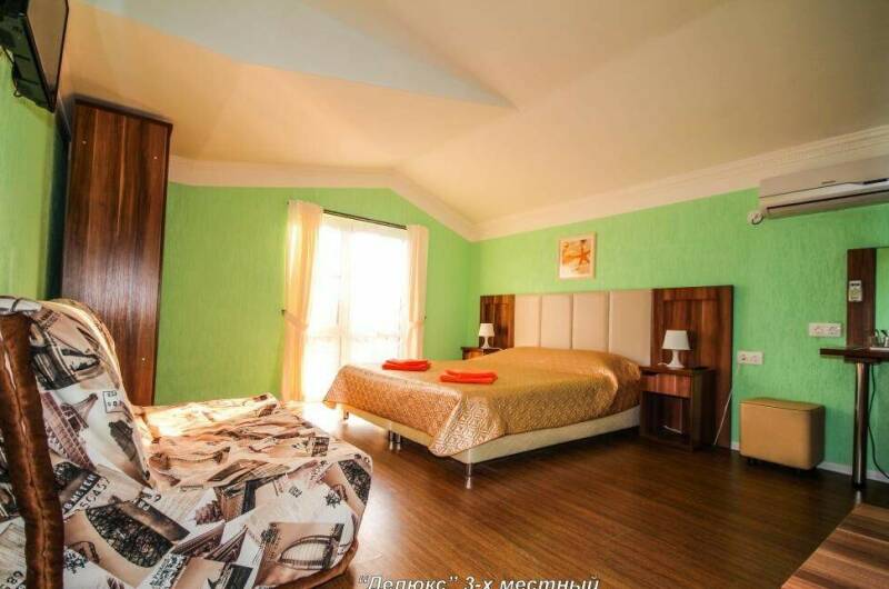 «Делюкс» 3-х местный с балконом (до 4 чел)
