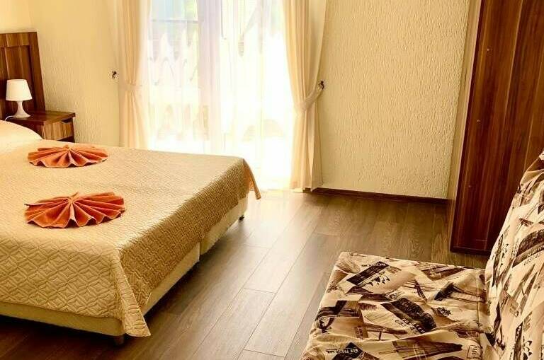 «Делюкс» 3-х местный с балконом (до 5 чел)