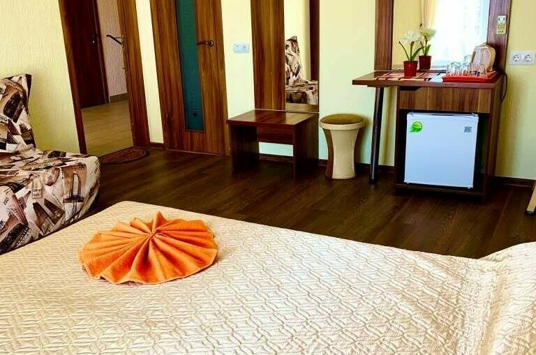 «Делюкс» 3-х местный с балконом (до 5 чел)