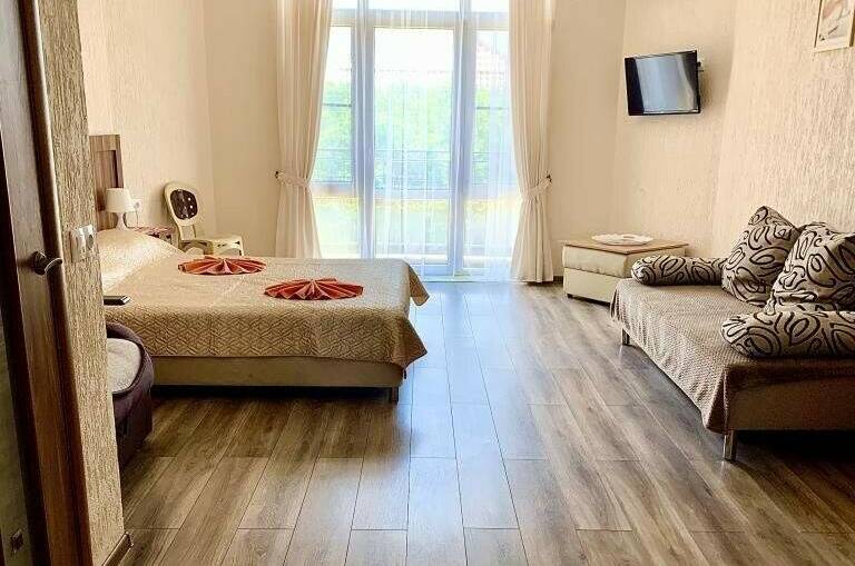 «Семейный «Полулюкс» с балконом (до 6 чел)