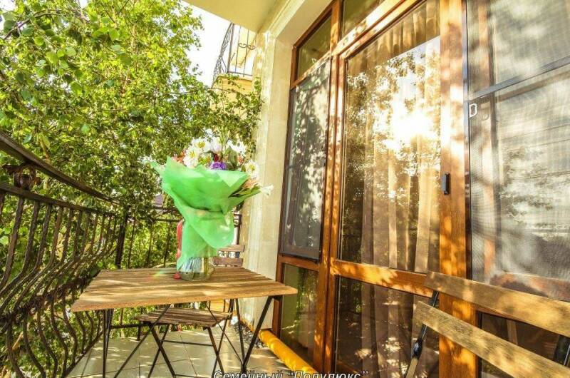 «Семейный «Полулюкс» с балконом (до 6 чел)