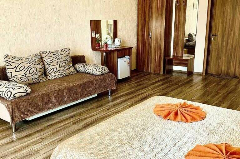 «Семейный «Полулюкс» с балконом (до 6 чел)