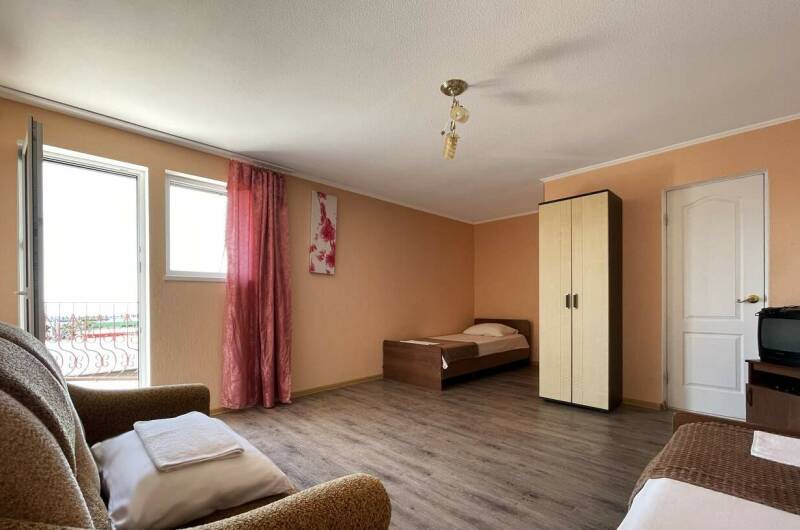 Стандартный трехместный с балконом (Вид на Море)