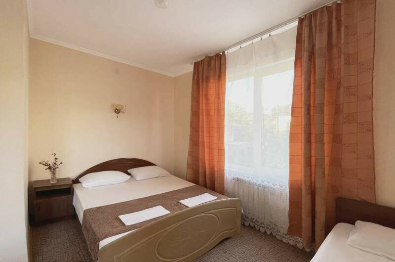 Трехместный номер с балконом