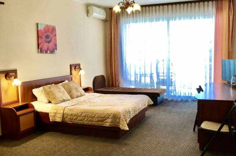 Трехместный «Стандарт» с балконом, 4 эт