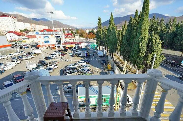 Трёхместный номер «стандарт» с балконом