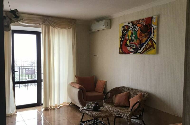 Первый этаж с отдельным входом и верандой