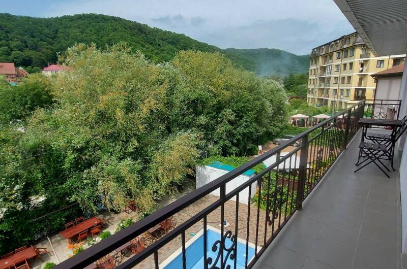 Трёхместный номер с балконом