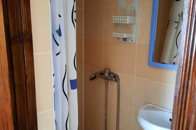 Комната на троих, четверых