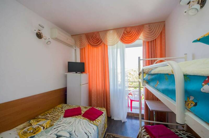 Четырёхместный с двухъярусной кроватью