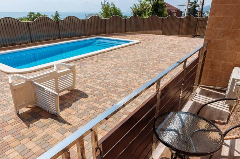 Семейный с балконом вид на бассейн