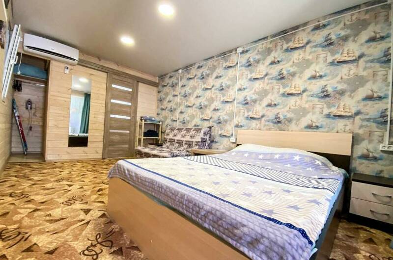 Домик с видом на бассейн с диванчиком