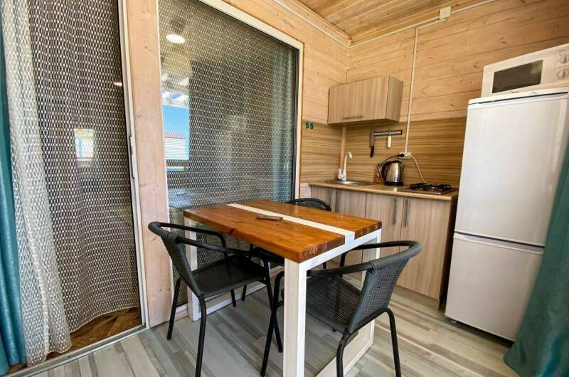 Домик с видом на бассейн с диванчиком