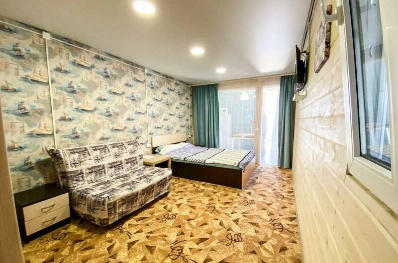 Домик с видом на бассейн с диванчиком