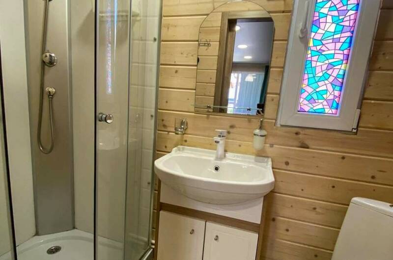 Домик с видом на бассейн с диванчиком