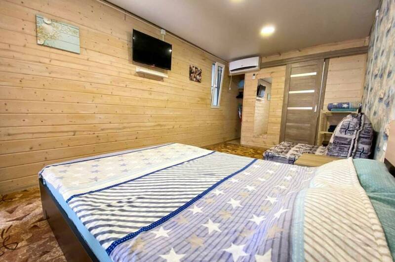 Домик с видом на бассейн с диванчиком