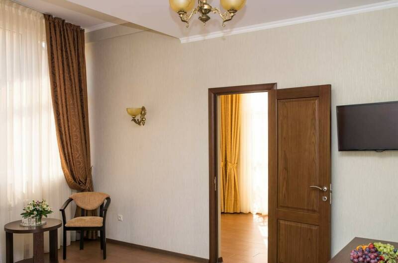 Люкс (2-х комнатный, 3-х местный) с балконом