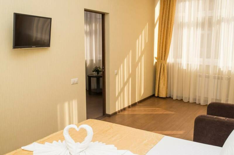 Люкс (2-х комнатный, 3-х местный) с балконом