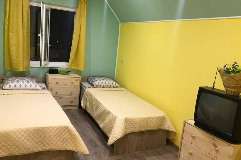 Трёхместная комната под ключ 3 этаж (желтая)