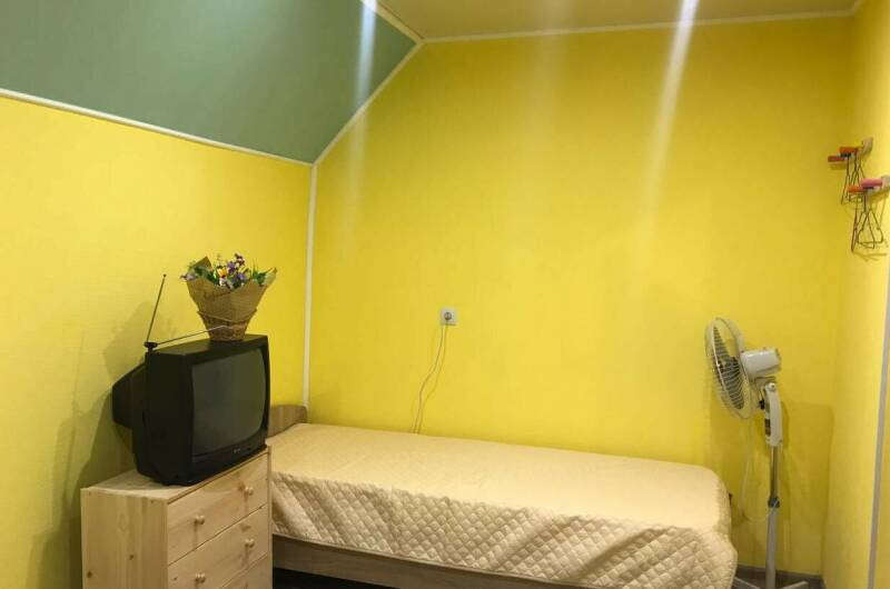 Трёхместная комната под ключ 3 этаж (желтая)