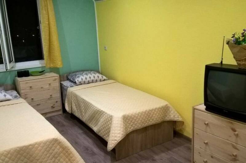 Трёхместная комната под ключ 3 этаж (желтая)