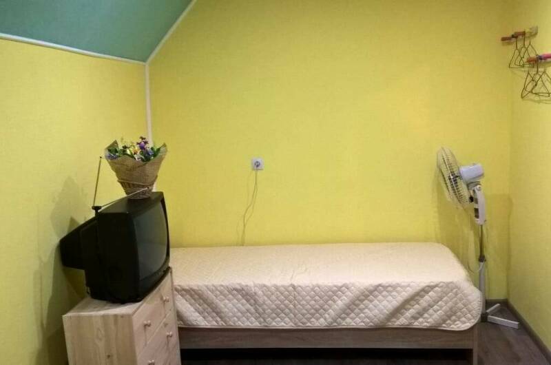 Трёхместная комната под ключ 3 этаж (желтая)