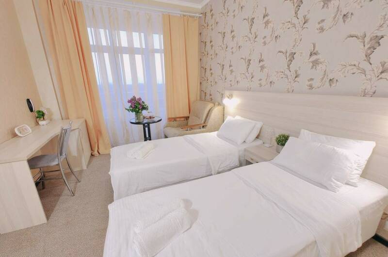 Трёхместный «Комфорт» с боковым видом на море