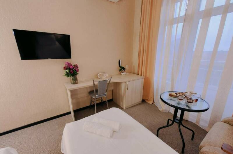 Трёхместный «Комфорт» с боковым видом на море