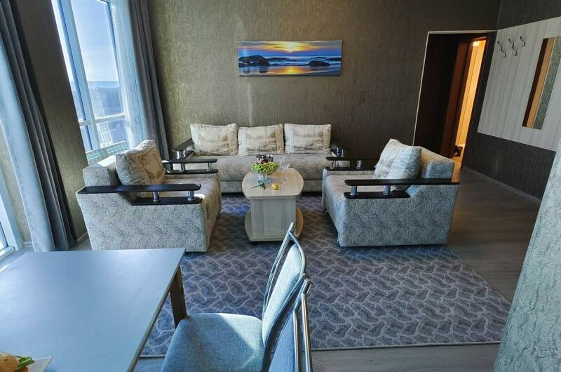 Трехкомн. апартаменты с гостиной и видом на улицу