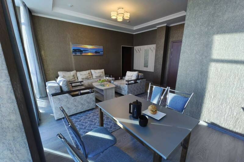 Трехкомн. апартаменты с гостиной и видом на улицу