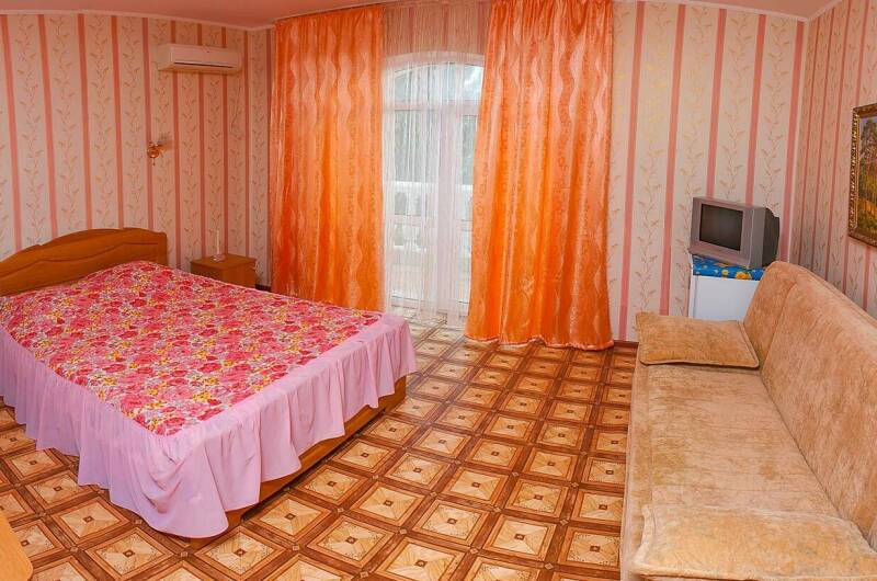 «Розовый» 3−4-х местный номер