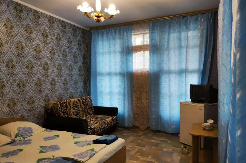 «Стандарт» с балконом 3-х местный номер